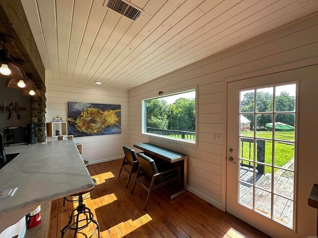 Building Photo - 896 Vaughn Rd