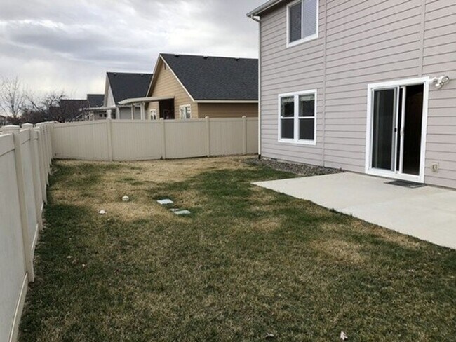 Building Photo - Walking distance to Settlers Park
