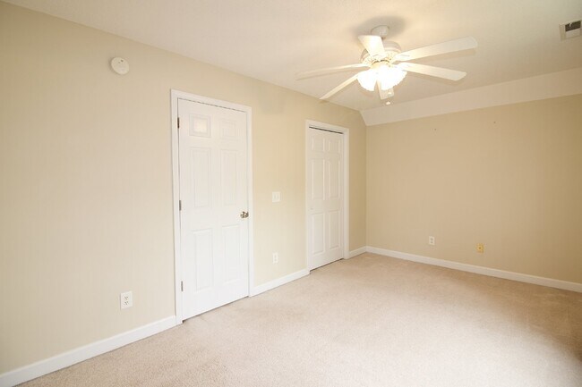 Building Photo - Great 3 bed + bonus house in Aberdeen