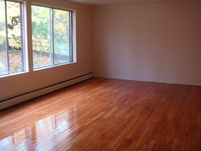 Living Room - 1312-20 Butternut St