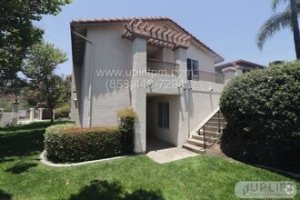 Building Photo - 1 Bed, 1 Bath Condo Near Shopping and Dini...