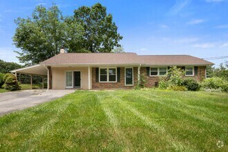 Building Photo - 3 to 4 Bed/1 1/2 Bath. Pet friendly.