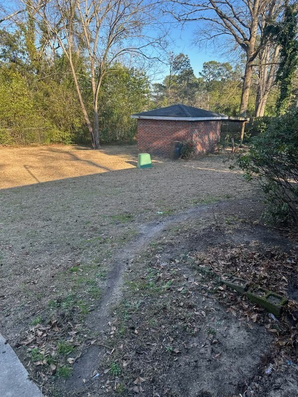 Building Photo - 204 Pineview Dr