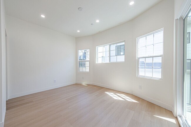 Building Photo - Now Offering Two Weeks Free – Upstairs 3-B...