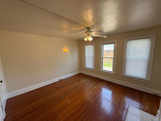 Building Photo - 2112-2120 Indianola Ave.