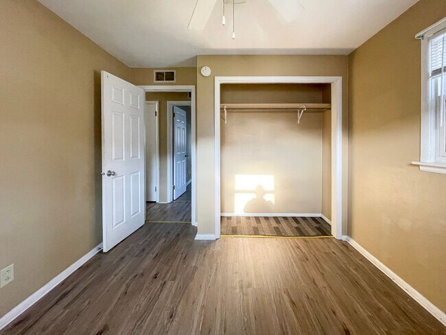 Building Photo - Dishwasher Included