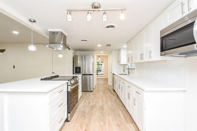 Building Photo - 1010 Woodchurch Ln