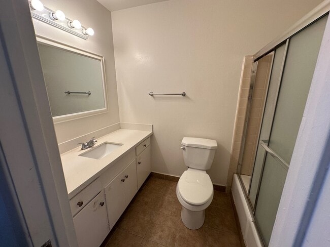 Building Photo - 727 E Tujunga Ave