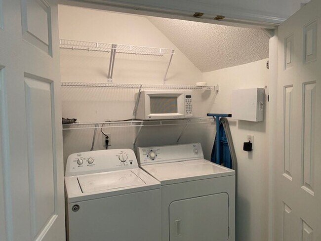 Building Photo - Desirable 1 Bed/1 Bath Condo in Very Convenient Location!