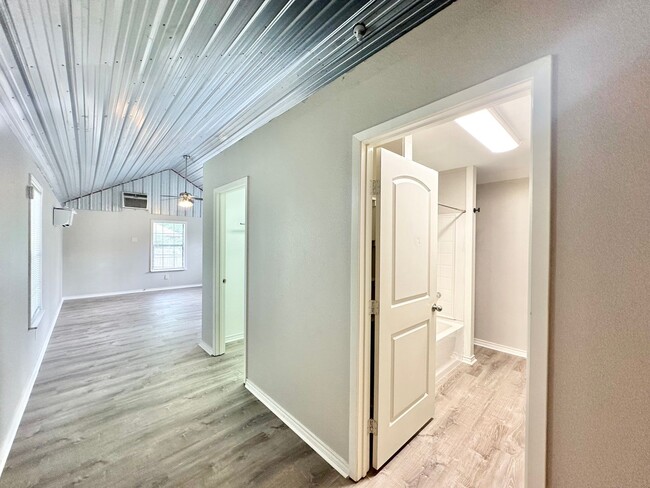 Building Photo - Available Now! Charming & Updated 3-Bedroo...