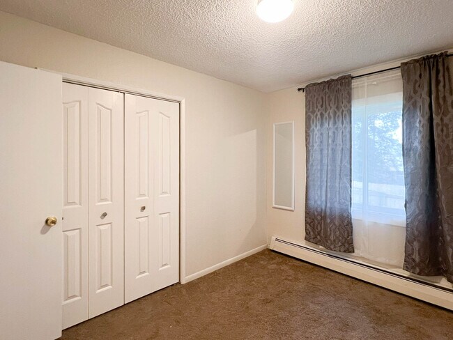 Building Photo - 1235 Crescent Dr