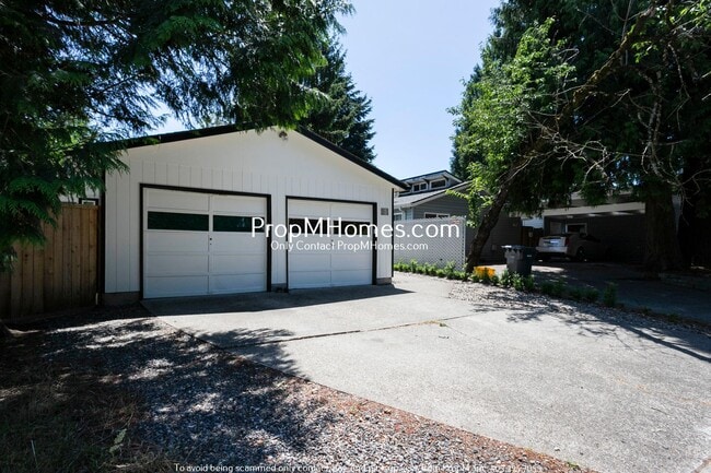 Building Photo - Updated Two Bedroom Duplex in Sellwood - Garage Included!