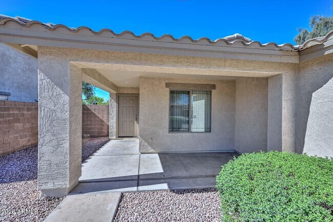 Building Photo - 13157 W Clarendon Ave