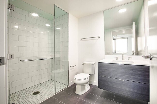 Ensuite Bathroom - 1699 Market St