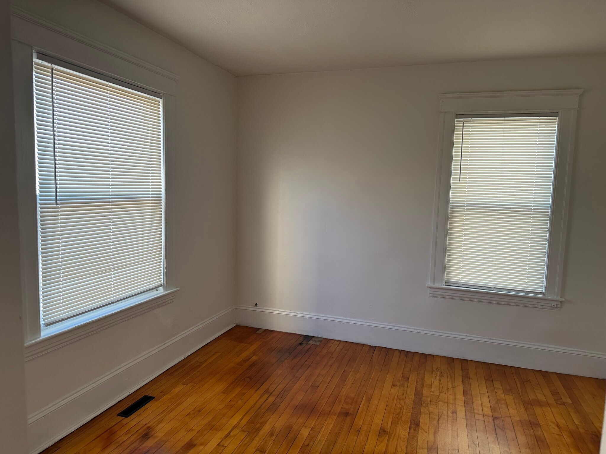 Building Photo - 208 Pilgrim Ave