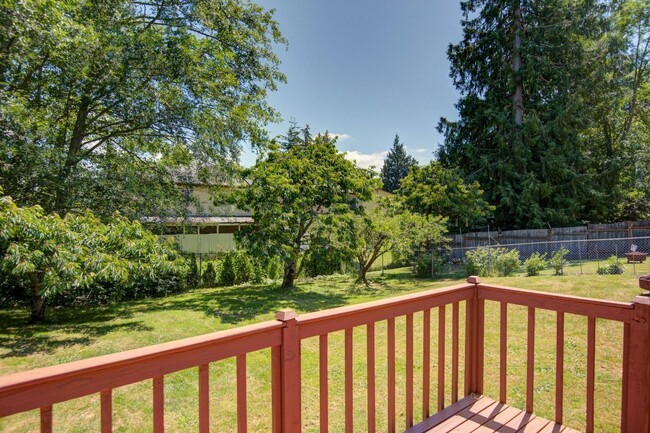 Building Photo - For Lease Edmonds - 900 Sq. Ft Two bed-One/Bath Duplex