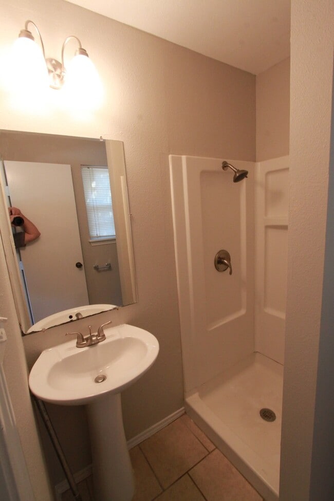 Building Photo - Southeast Austin Home with Vaulted Ceilings, Bonus Room & Private Backyard