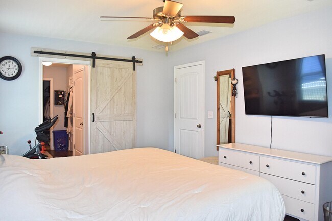 Building Photo - 461 Fanny Ann Way