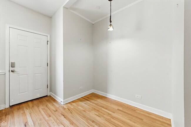 Building Photo - 1520 W Belle Plaine Ave
