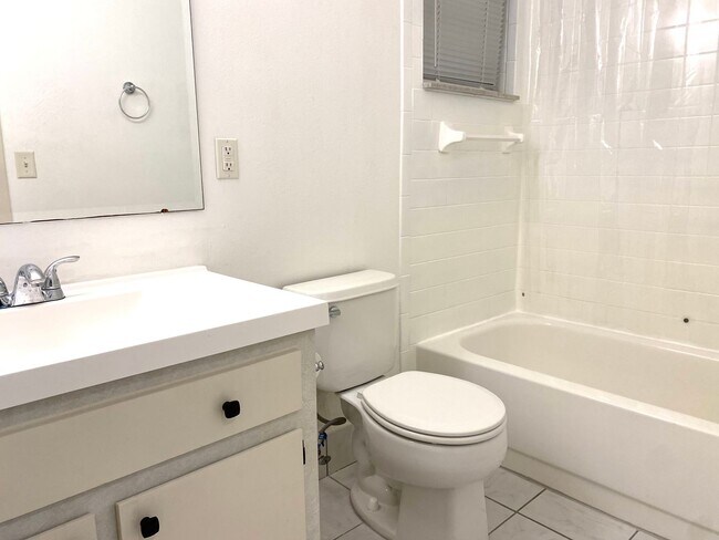 Building Photo - 1/1 Updated Condo In Heart Of Ocala
