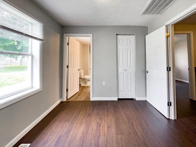 Building Photo - PRELEASING for AUGUST! 5 Bedroom, 3 Bathroom Home Close to Campus: In-Unit Washer and Dryer