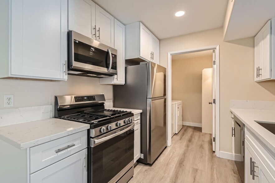 Building Photo - 950 Seven Hills Dr