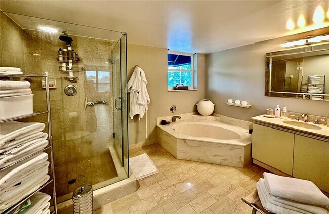 Building Photo - 7582 Regency Lake Dr