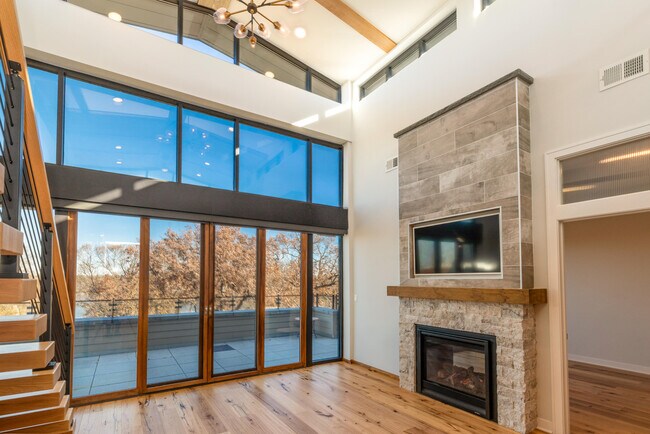 Building Photo - 215 E Pleasant St