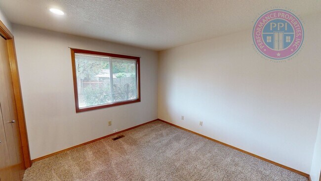 Building Photo - Single Level Ranch, Central Air, Large Yar...