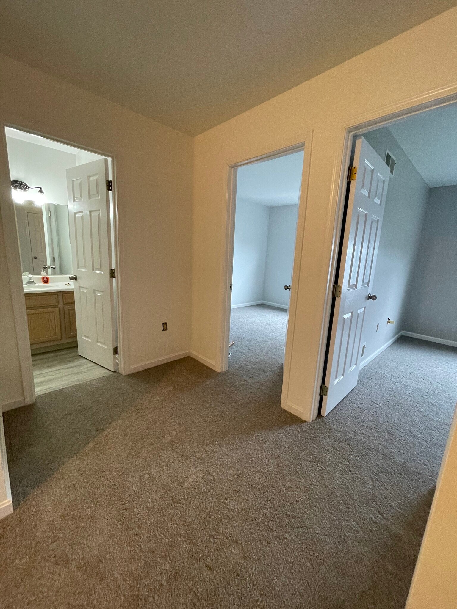 Upstairs hallway - 106 Fawn Rdg N