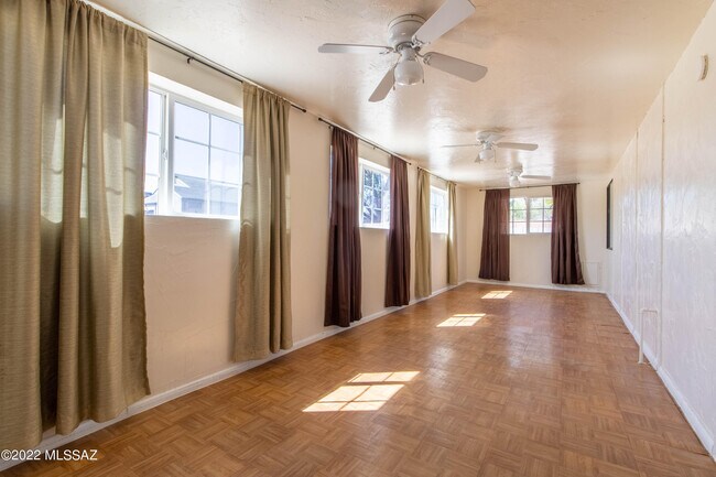 Building Photo - 5961 N Edenbrook Ln
