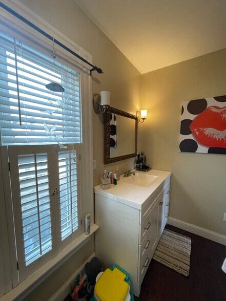 Bathroom - 395 Hanover St
