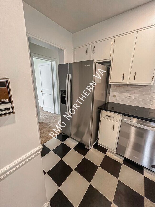 Building Photo - 2300 N Buchanan St