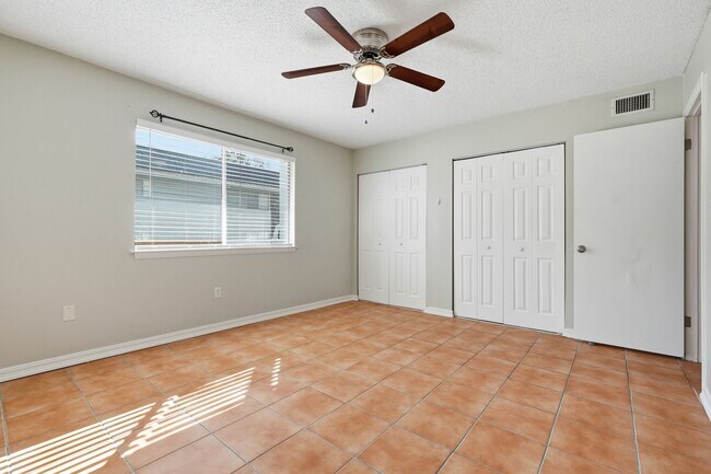 Building Photo - Charming 2 Bedroom Condo with Community Pool!