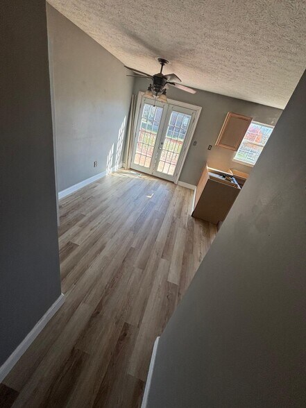 Building Photo - 143 Wiltshire Ave