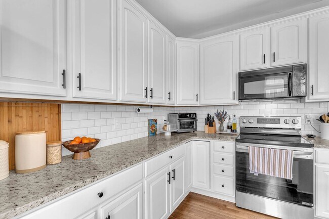 Building Photo - Beautiful 3-level 3 BR 2.5BA Townhome in P...