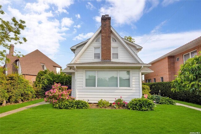 Building Photo - 20 Point Crescent