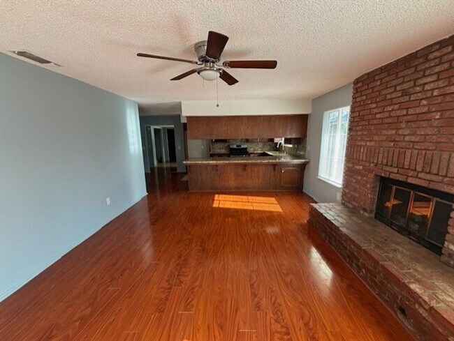Building Photo - Clean 3 Bedroom / 2 Bathroom Home near Pac...