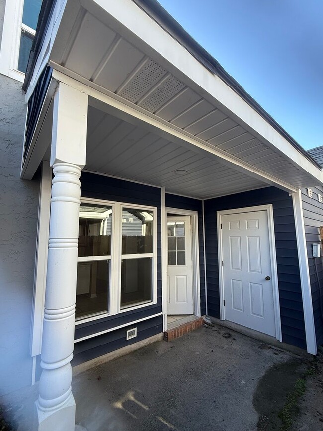 Building Photo - Low maintenance condo living may be right for you!