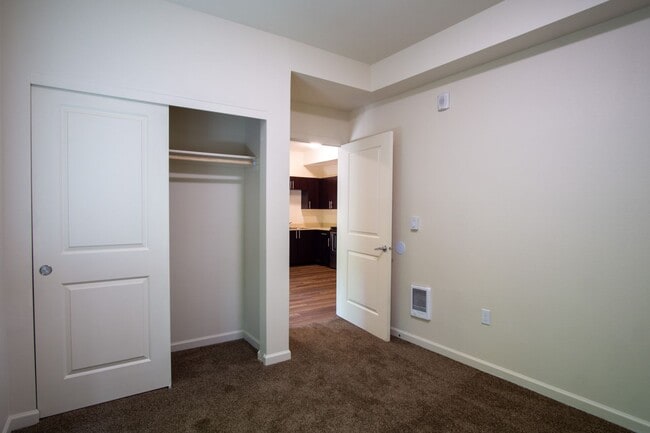 Building Photo - Great Modern 1 Bedroom in Sellwood w/ W&D + Private Patio