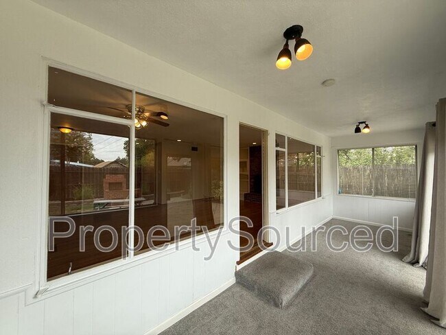Building Photo - 1537 Maplewood Dr