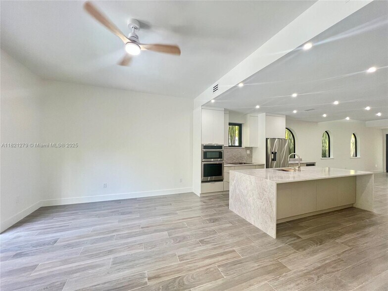Building Photo - 2921 SW 30th Ct