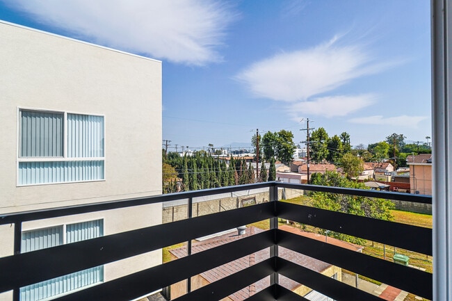 Building Photo - 5932 Lemp Ave