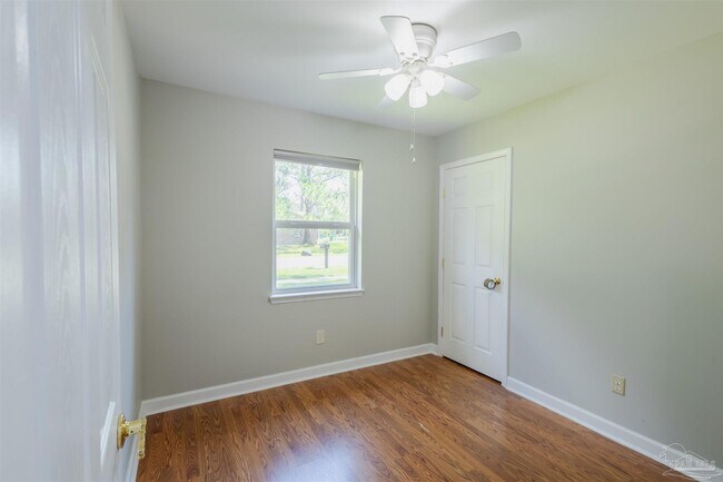 Building Photo - 848 Meadow Ln