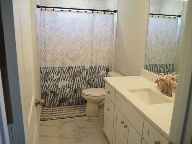 Building Photo - 4 Bed 2.5 Bath Duplex in Ft Worth