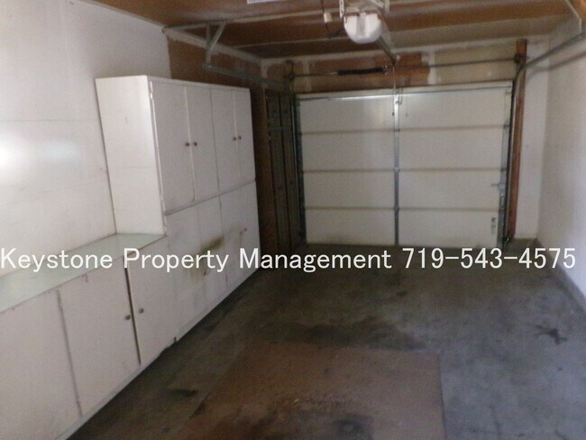 Building Photo - Updated 2 Bedroom Belmont Townhome with Attached Garage & Fenced Yard $1300/$1300