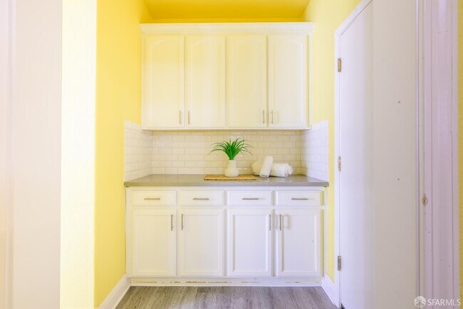 Building Photo - 5476 Summerfield Dr