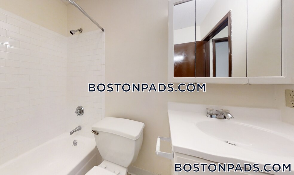 Building Photo - 380 Sunderland Rd