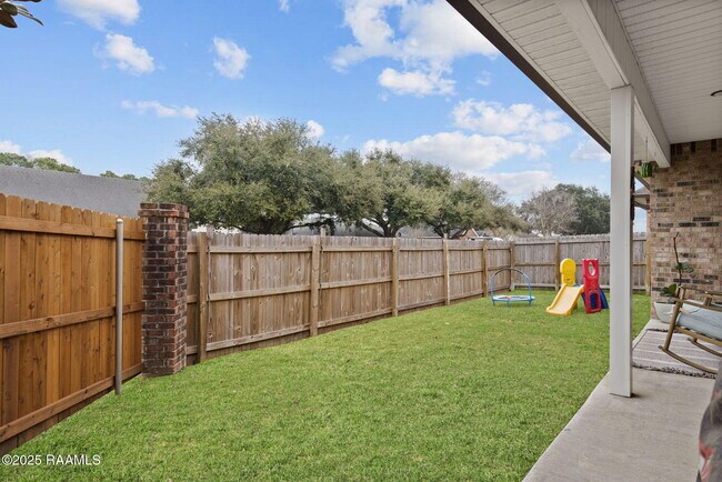 Building Photo - 301 Oak Hill Ln