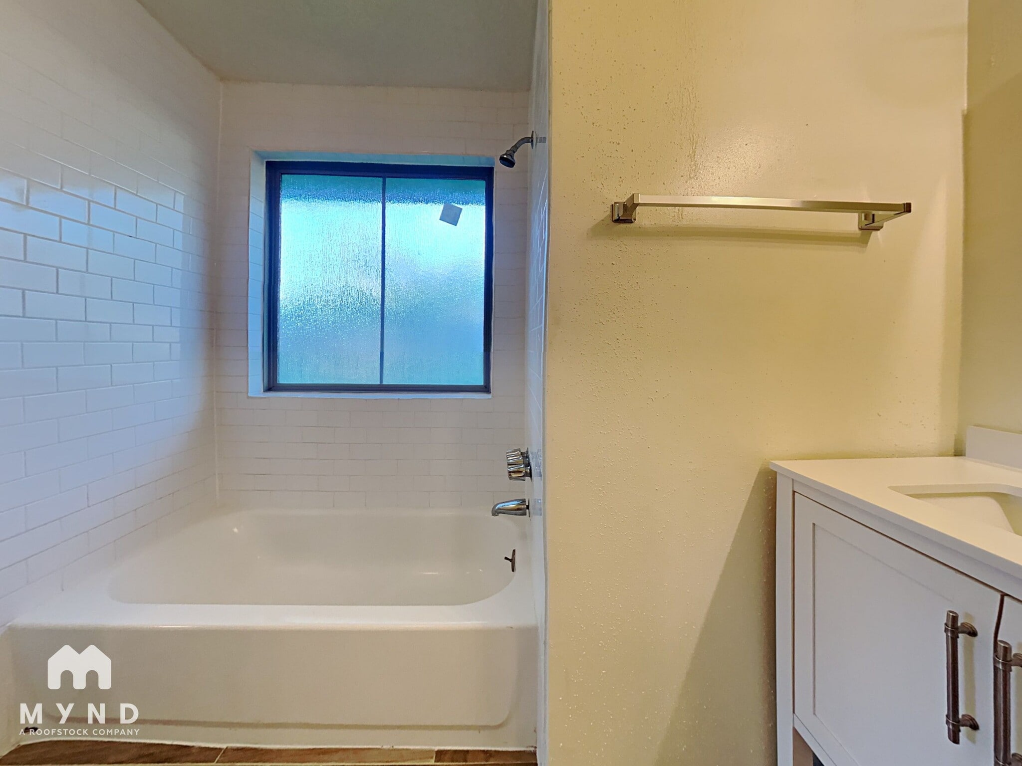 Building Photo - 10002 Green Valley Ln